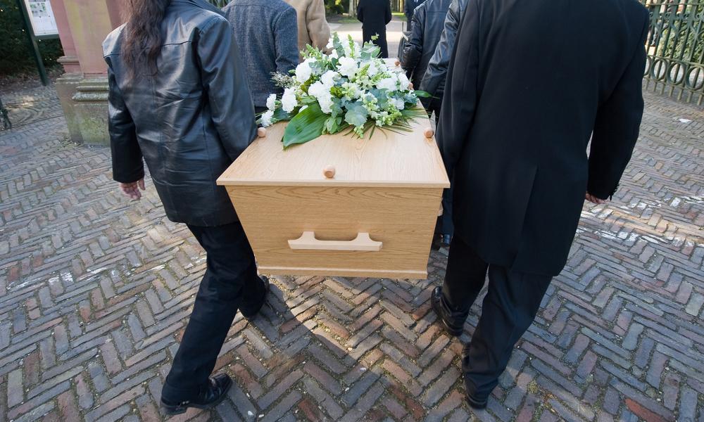 How to pick the right casket for a funeral ceremony?