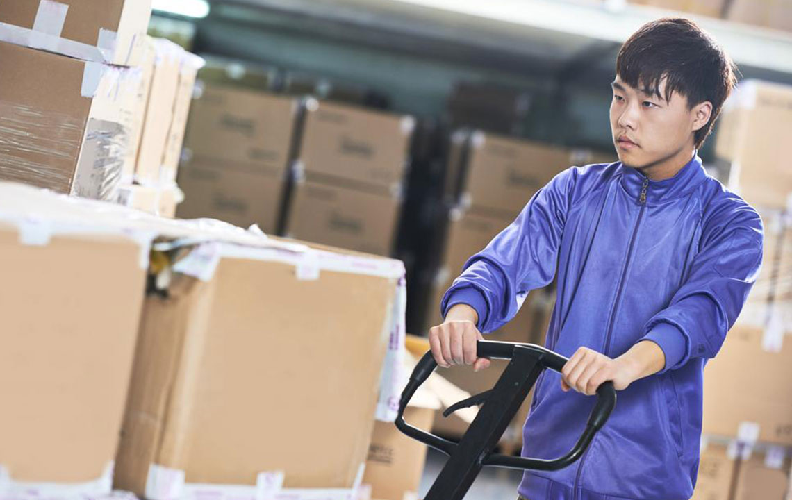 What are the job benefits offered to a FedEx package handler